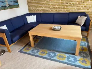 Hjørnesofa med sofabord og tæppe