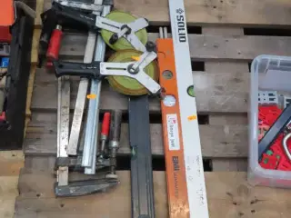 Diverse skruetvinger, vaterpas og måleværktøj