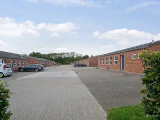 363. 726 eller 1.089 kvm. lager/værksted med kontor ved E20 i Fredericia