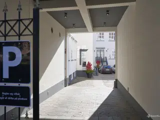 Centralt kontorlejemål i prisbelønnet ejendom – Nedergade Kvarteret. Odense C