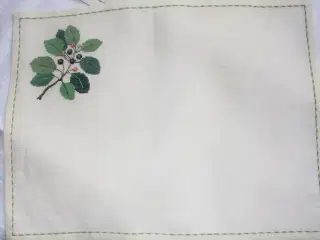 4 dækkeservietter m broderet frugt