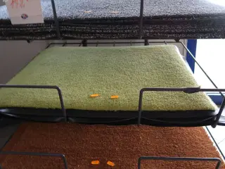 Hylde med dørmåtter