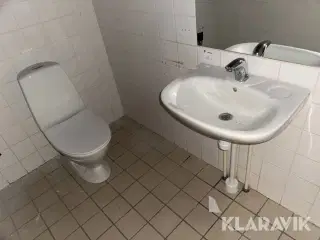 Lot med håndvaske og toiletter