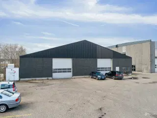 2.080 m2 logistiklejemål med 6 porte og en loftshøjde på 8 m.  beliggende i Hvidovre.