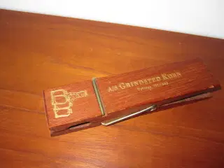 Gammel teak huskeklemme
