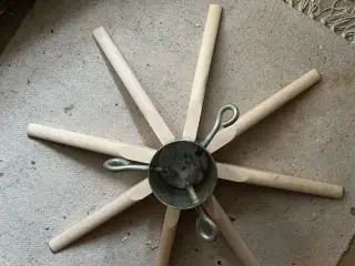 Juletræsfod i bøg fin stand sælges.