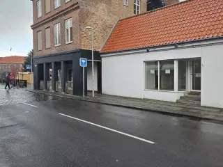 Nyrenoveret og centralt beliggende lokale til butik/kontor/showroom/evt. take-away mv.