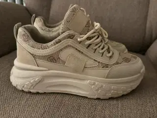 Sneakers med snører. Beige. Str 38