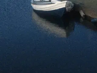 Jolle med påhængsmotor 