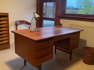 Retro skrivebord i teaktræsfiner. 