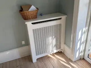 Hvide radiatorskjuler