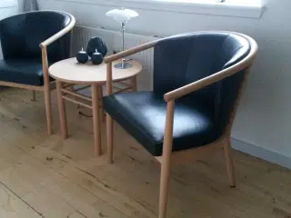 2 flotte loungestole med bord i sæbebøg og llæder
