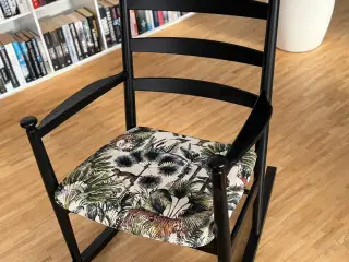 Gyngestol i sort træ