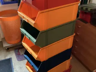 Stabelbare plastik kasser.