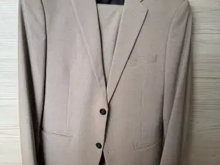 Lindbergh jakkesæt i sand farve