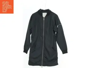 Lang vindjakke med lynlås fra Hound (str. 128)