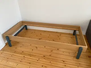Sengeramme i massiv egetræ – 90x200 cm