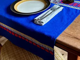 Blå juledug m vævning, 130 x 117 cm