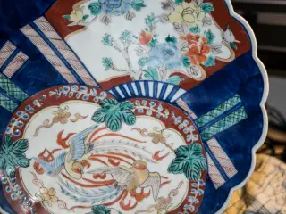 Imari Fad, Japan . Anno 1820.   Ø 32 cm.  Musling 