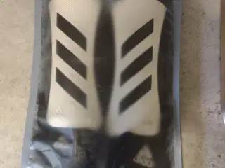 Benskinner adidas str S og fodboldstrømper