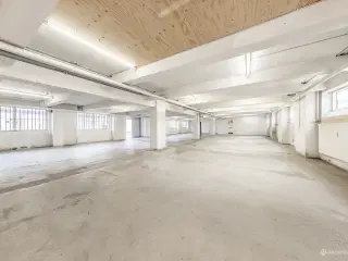 Unik mulighed for stort lager med dobbeltgarager centralt på Nørrebro