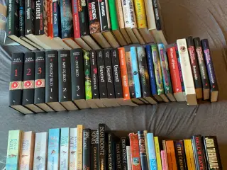 Mange bøger i forskellige genre sælges samlet
