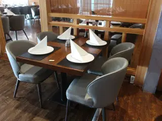 Bord og 4 nye stole