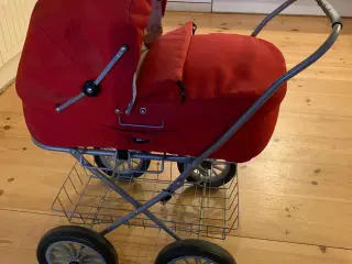 Rød BRIO dukkevogn med dukke og lille rød kuffert 
