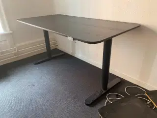 GRATIS hæve- /sænkebord. 