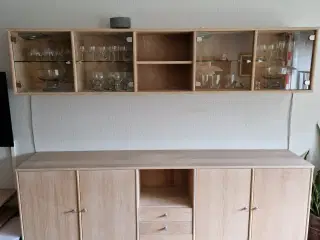 Væghængt lys egetræ dækketøjsskab