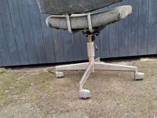 Ældre kontorstol med en del patina
