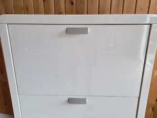 Skoskab med 3 skukker