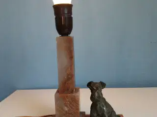 Unik bordlampe i marmor-look med hundefigur