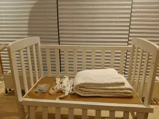 Fin side by side seng til baby - kan justeres i hø
