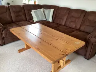 Hjørnesofa og bord