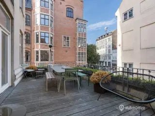 Herskabeligt kontorlejemål med flot udsigt til kanalen