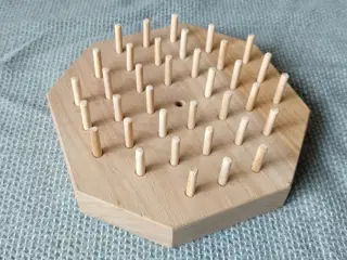 Pindespil - et strategispil, udført i egetræ