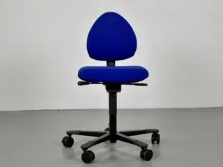 Häg kontorstol med blå polster og sort stel