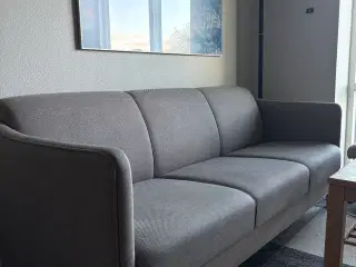 Fin, grå sofa til 3 personer