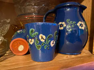 blå keramikkande og to kopper