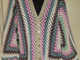 Ny håndhæklet jakke