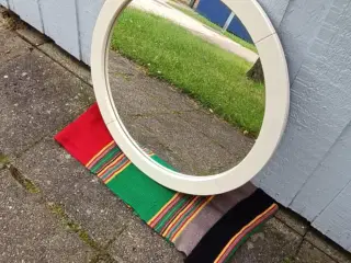 Spejl til væggen