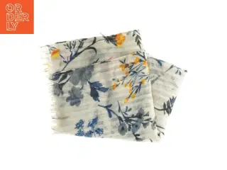 Blomstret tørklæde fra Pieces (str. 191 x 92 cm)