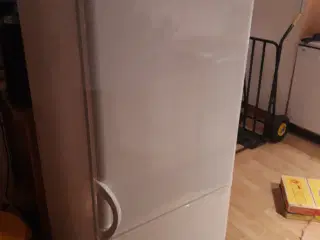 Har en pæn køle/fryseskab.