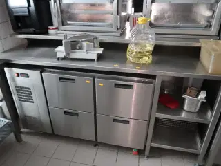Rustfri stålbord med varmskuffe HATCO Drawer Warmer (varmeskabe medfølger ikke)