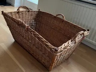 Stor rummelig kurv sælges