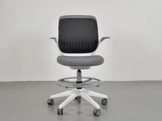 Steelcase cobi møde-/kontorstol med armlæn, grå polster og hvidt stel, med hjul