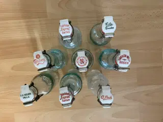 8 gamle sodavandsflasker.