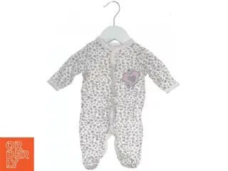 Babysparkedragt med dyreprint og hjerte motiv fra Babyworks (str. 62)
