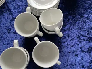 Kaffekopper i hvid med undertallerkner 